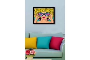 Inramad Canvastavla i trä - 41x56 cm - Glamourös kvinna med stora solglasögon och lockigt blont hår - Gul / Rosa / Turkos - Inredning - Tavlor & posters - Canvastavla