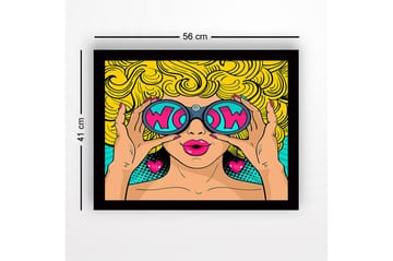 Inramad Canvastavla i trä - 41x56 cm - Glamourös kvinna med stora solglasögon och lockigt blont hår - Gul / Rosa / Turkos - Inredning - Tavlor & posters - Canvastavla