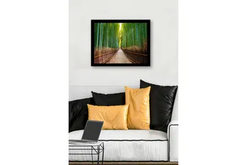 Inramad Canvastavla i trä - 41x56 cm - Grön bambuskog med en stig som leder genom träden - Grön / Brun - Inredning - Tavlor & posters - Canvastavla