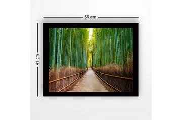 Inramad Canvastavla i trä - 41x56 cm - Grön bambuskog med en stig som leder genom träden - Grön / Brun - Inredning - Tavlor & posters - Canvastavla