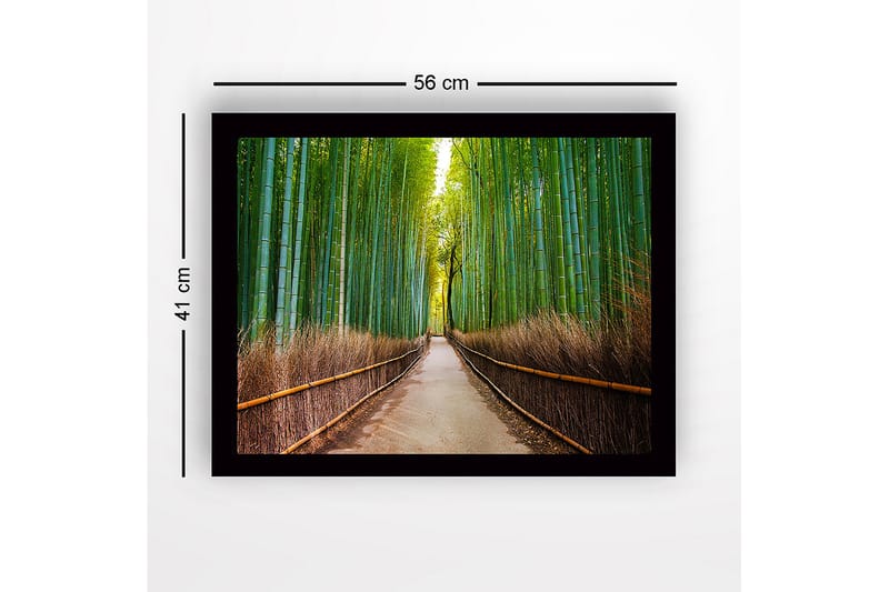 Inramad Canvastavla i trä - 41x56 cm - Grön bambuskog med en stig som leder genom träden - Grön / Brun - Inredning - Tavlor & posters - Canvastavla