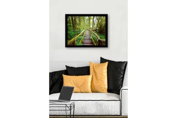 Inramad Canvastavla i trä - 41x56 cm - Grönskande skogsstig med träbroar - Grön / Brun / Gulgrön - Inredning - Tavlor & posters - Canvastavla