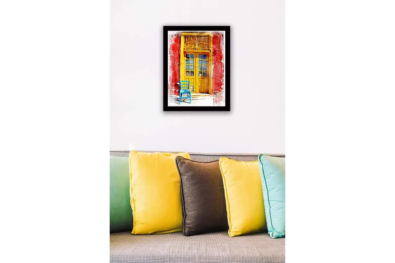 Inramad Canvastavla i trä - 41x56 cm - Gyllene dörr med en blå stol framför på en röd vägg - Gult / Blått / Rött - Inredning - Tavlor & posters - Canvastavla