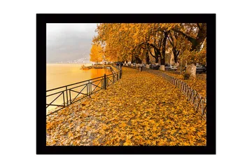 Inramad Canvastavla i trä - 41x56 cm - Gyllene höstlandskap vid en sjö med löv på marken - Guldorange / Mörkgul / Grå - Inredning - Tavlor & posters - Canvastavla