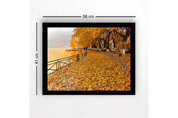 Inramad Canvastavla i trä - 41x56 cm - Gyllene höstlandskap vid en sjö med löv på marken - Guldorange / Mörkgul / Grå - Inredning - Tavlor & posters - Canvastavla