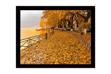 Inramad Canvastavla i trä - 41x56 cm - Gyllene höstlandskap vid en sjö med löv på marken - Guldorange / Mörkgul / Grå - Inredning - Tavlor & posters - Canvastavla