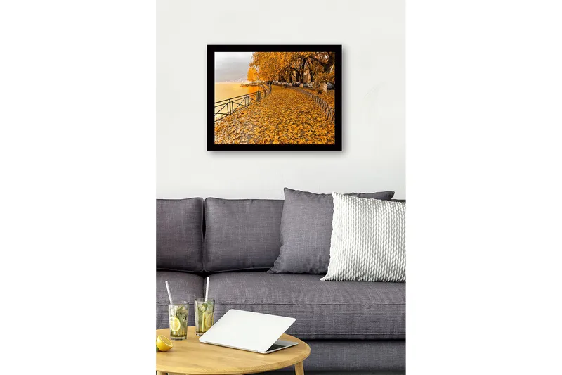 Inramad Canvastavla i trä - 41x56 cm - Gyllene höstlandskap vid en sjö med löv på marken - Guldorange / Mörkgul / Grå - Inredning - Tavlor & posters - Canvastavla