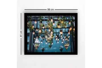 Inramad Canvastavla i trä - 41x56 cm - Hängande glaskärl med växter och ljuskällor - Grön / Svart / Guld - Inredning - Tavlor & posters - Canvastavla