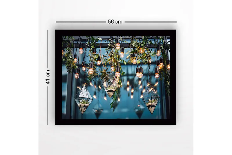 Inramad Canvastavla i trä - 41x56 cm - Hängande glaskärl med växter och ljuskällor - Grön / Svart / Guld - Inredning - Tavlor & posters - Canvastavla
