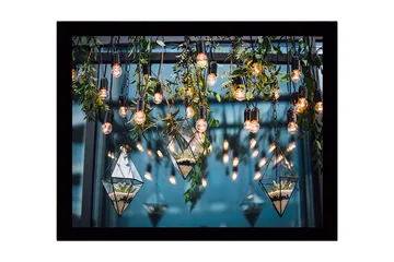 Inramad Canvastavla i trä - 41x56 cm - Hängande glaskärl med växter och ljuskällor - Grön / Svart / Guld - Inredning - Tavlor & posters - Canvastavla