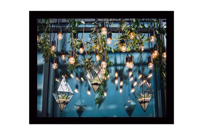 Inramad Canvastavla i trä - 41x56 cm - Hängande glaskärl med växter och ljuskällor, Grön / Svart / Guld