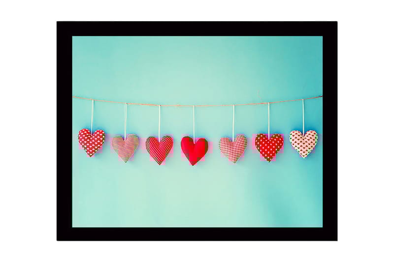 Inramad Canvastavla i trä - 41x56 cm - Hängande hjärtan i olika mönster och nyanser av röd färg - Röd / Ljusblå - Inredning - Tavlor & posters - Canvastavla