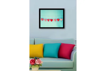 Inramad Canvastavla i trä - 41x56 cm - Hängande hjärtan i olika mönster och nyanser av röd färg - Röd / Ljusblå - Inredning - Tavlor & posters - Canvastavla