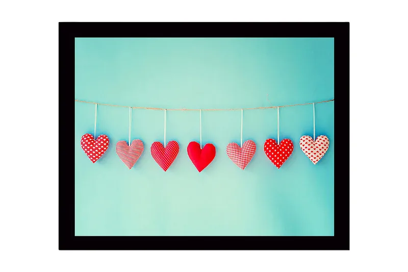 Inramad Canvastavla i trä - 41x56 cm - Hängande hjärtan i olika mönster och nyanser av röd färg, Röd / Ljusblå