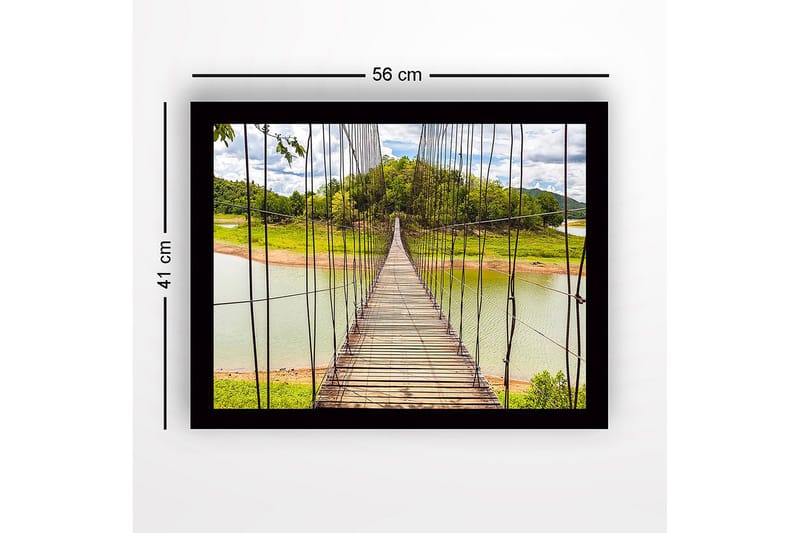 Inramad Canvastavla i trä - 41x56 cm - Hängbro som sträcker sig över en stilla sjö - Grön / Brun / Blå - Inredning - Tavlor & posters - Canvastavla