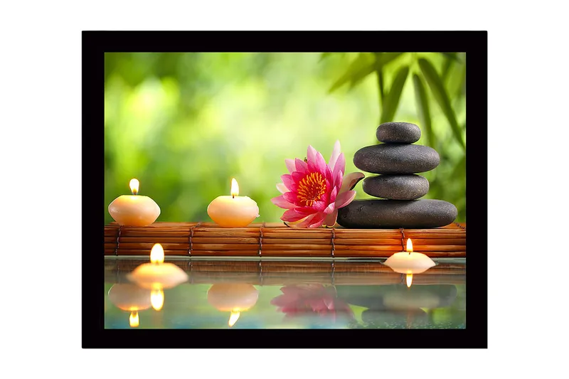 Inramad Canvastavla i trä - 41x56 cm - Harmonisk komposition med stenar, ljus och en lotusblomma - Rosa / Svart / Beige - Inredning - Tavlor & posters - Canvastavla