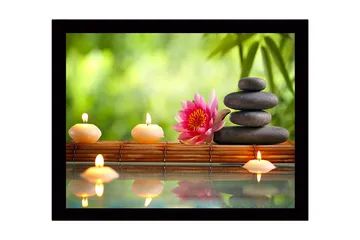 Inramad Canvastavla i trä - 41x56 cm - Harmonisk komposition med stenar, ljus och en lotusblomma - Rosa / Svart / Beige - Inredning - Tavlor & posters - Canvastavla