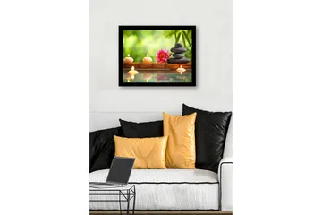 Inramad Canvastavla i trä - 41x56 cm - Harmonisk komposition med stenar, ljus och en lotusblomma - Rosa / Svart / Beige - Inredning - Tavlor & posters - Canvastavla