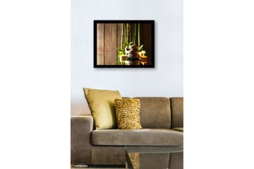 Inramad Canvastavla i trä - 41x56 cm - Harmonisk sammansättning av stenar och bambu med ljuslyktor - Grå / Grön / Beige - Inredning - Tavlor & posters - Canvastavla