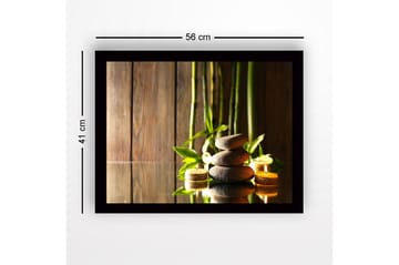 Inramad Canvastavla i trä - 41x56 cm - Harmonisk sammansättning av stenar och bambu med ljuslyktor - Grå / Grön / Beige - Inredning - Tavlor & posters - Canvastavla