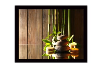 Inramad Canvastavla i trä - 41x56 cm - Harmonisk sammansättning av stenar och bambu med ljuslyktor - Grå / Grön / Beige - Inredning - Tavlor & posters - Canvastavla