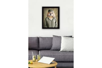 Inramad Canvastavla i trä - 41x56 cm - Hund med kläder och keps i en humoristisk porträttstil - Grön / Beige / Brun - Inredning - Tavlor & posters - Canvastavla