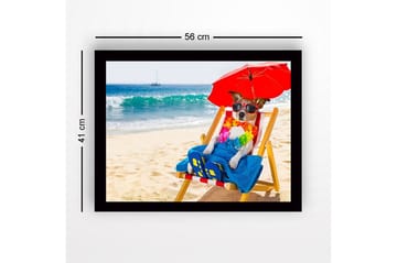 Inramad Canvastavla i trä - 41x56 cm - Hund som kopplar av på stranden i solstol med solglasögon och parasoll - Röd / Blå / Gul - Inredning - Tavlor & posters - Canvastavla