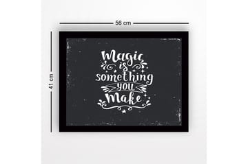 Inramad Canvastavla i trä - 41x56 cm - Inspirerande citat om magi och kreativitet - Svart / Vit - Inredning - Tavlor & posters - Canvastavla