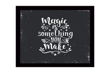 Inramad Canvastavla i trä - 41x56 cm - Inspirerande citat om magi och kreativitet - Svart / Vit - Inredning - Tavlor & posters - Canvastavla