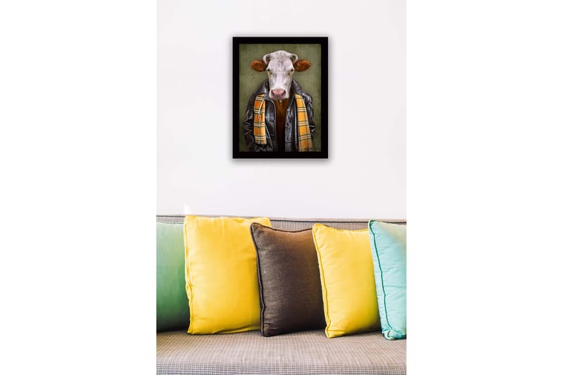 Inramad Canvastavla i trä - 41x56 cm - Klädd ko med läderjacka och scarf - Svart / Orange / Grön - Inredning - Tavlor & posters - Canvastavla