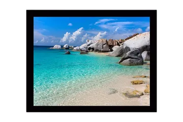 Inramad Canvastavla i trä - 41x56 cm - Klarblått hav med stora klippor och sandstrand - Turkos / Vit / Grå - Inredning - Tavlor & posters - Canvastavla