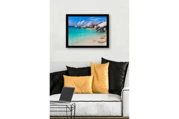 Inramad Canvastavla i trä - 41x56 cm - Klarblått hav med stora klippor och sandstrand - Turkos / Vit / Grå - Inredning - Tavlor & posters - Canvastavla