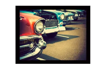 Inramad Canvastavla i trä - 41x56 cm - Klassiska bilar i rad med fokus på en röd bil i förgrunden - Röd / Blå / Silver - Inredning - Tavlor & posters - Canvastavla