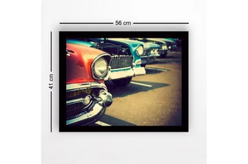 Inramad Canvastavla i trä - 41x56 cm - Klassiska bilar i rad med fokus på en röd bil i förgrunden - Röd / Blå / Silver - Inredning - Tavlor & posters - Canvastavla