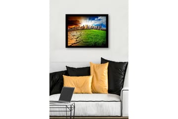 Inramad Canvastavla i trä - 41x56 cm - Kontrast mellan en uttorkad jord och en grönskande stadsmiljö - Grön / Brun / Orange - Inredning - Tavlor & posters - Canvastavla