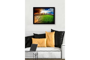 Inramad Canvastavla i trä - 41x56 cm - Kontrast mellan en uttorkad jord och en grönskande stadsmiljö - Grön / Brun / Orange - Inredning - Tavlor & posters - Canvastavla