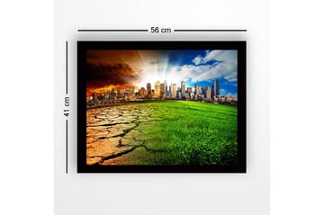 Inramad Canvastavla i trä - 41x56 cm - Kontrast mellan en uttorkad jord och en grönskande stadsmiljö - Grön / Brun / Orange - Inredning - Tavlor & posters - Canvastavla