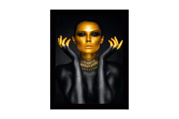 Inramad Canvastavla i trä - 41x56 cm - Kroppsmålad kvinna med guldfingrar och statement-halscollier mot mörk bakgrund - Guld / Svart - Inredning - Tavlor & posters - Canvastavla