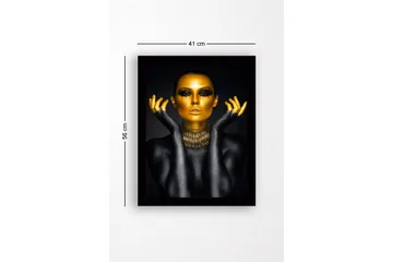 Inramad Canvastavla i trä - 41x56 cm - Kroppsmålad kvinna med guldfingrar och statement-halscollier mot mörk bakgrund - Guld / Svart - Inredning - Tavlor & posters - Canvastavla