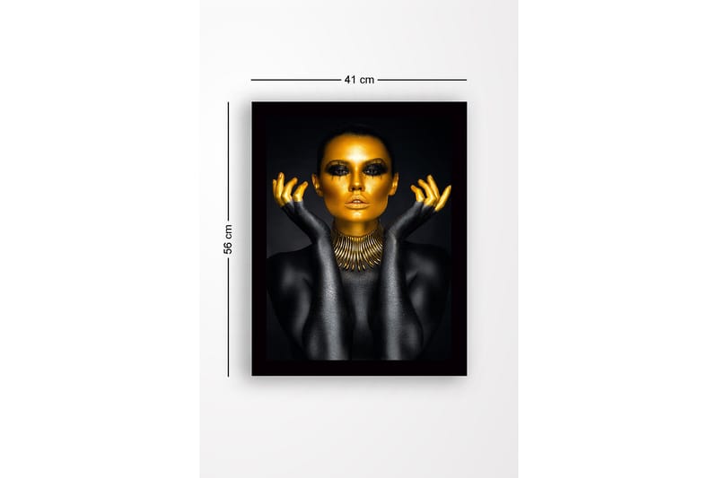 Inramad Canvastavla i trä - 41x56 cm - Kroppsmålad kvinna med guldfingrar och statement-halscollier mot mörk bakgrund - Guld / Svart - Inredning - Tavlor & posters - Canvastavla