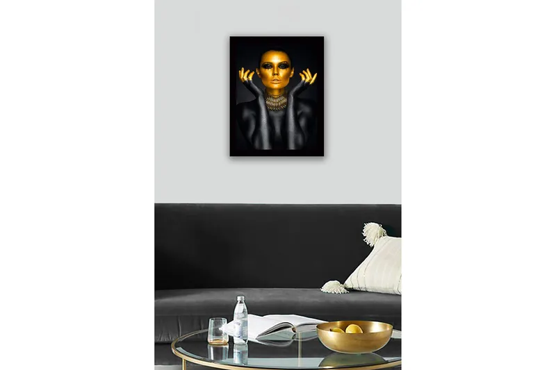 Inramad Canvastavla i trä - 41x56 cm - Kroppsmålad kvinna med guldfingrar och statement-halscollier mot mörk bakgrund - Guld / Svart - Inredning - Tavlor & posters - Canvastavla