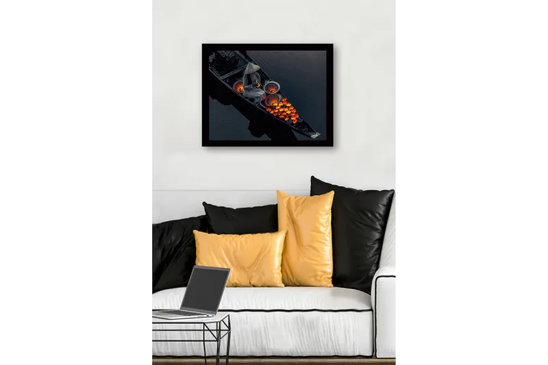 Inramad Canvastavla i trä - 41x56 cm - Kvinna i båt med lyktor och blommor i starka färger - Orange / Svart / Grå - Inredning - Tavlor & posters - Canvastavla