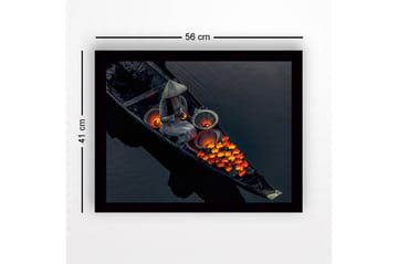 Inramad Canvastavla i trä - 41x56 cm - Kvinna i båt med lyktor och blommor i starka färger - Orange / Svart / Grå - Inredning - Tavlor & posters - Canvastavla