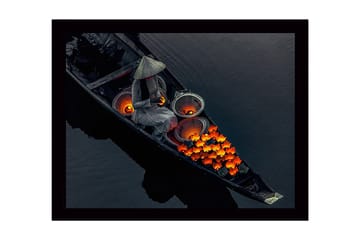 Inramad Canvastavla i trä - 41x56 cm - Kvinna i båt med lyktor och blommor i starka färger - Orange / Svart / Grå - Inredning - Tavlor & posters - Canvastavla