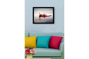Inramad Canvastavla i trä - 41x56 cm - Kvinna i röd klänning med flödande röda färgpartiklar - Röd / Grå - Inredning - Tavlor & posters - Canvastavla
