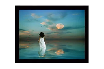 Inramad Canvastavla i trä - 41x56 cm - Kvinna i vit klänning som går mot en fullmåne över stilla vatten - Blå / Vit / Grå - Inredning - Tavlor & posters - Canvastavla