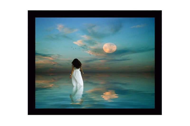 Inramad Canvastavla i trä - 41x56 cm - Kvinna i vit klänning som går mot en fullmåne över stilla vatten - Blå / Vit / Grå - Inredning - Tavlor & posters - Canvastavla