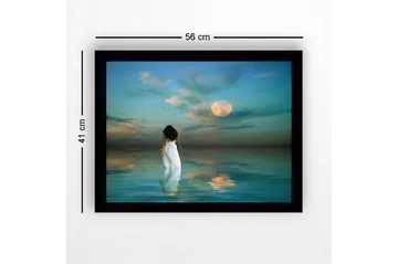 Inramad Canvastavla i trä - 41x56 cm - Kvinna i vit klänning som går mot en fullmåne över stilla vatten - Blå / Vit / Grå - Inredning - Tavlor & posters - Canvastavla