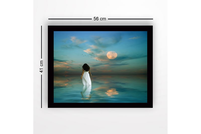 Inramad Canvastavla i trä - 41x56 cm - Kvinna i vit klänning som går mot en fullmåne över stilla vatten - Blå / Vit / Grå - Inredning - Tavlor & posters - Canvastavla