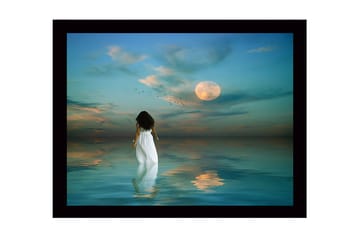Inramad Canvastavla i trä - 41x56 cm - Kvinna i vit klänning som går mot en fullmåne över stilla vatten - Blå / Vit / Grå - Inredning - Tavlor & posters - Canvastavla